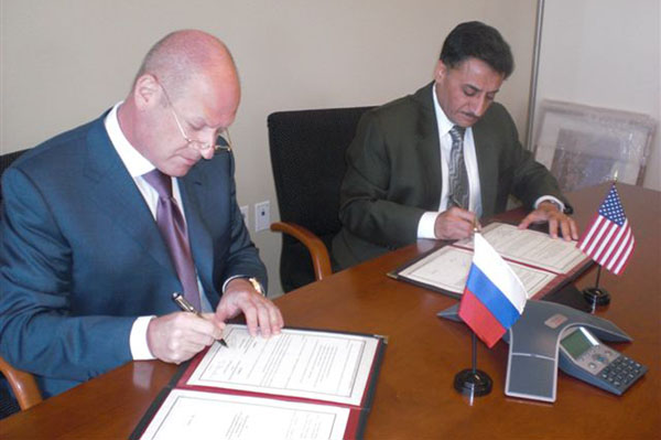 Signing the MoU: ANSI President and CEO S. Joe Bhatia and Russia Federal Agency on Technical Regulating and Metrology Head Grigory Elkin